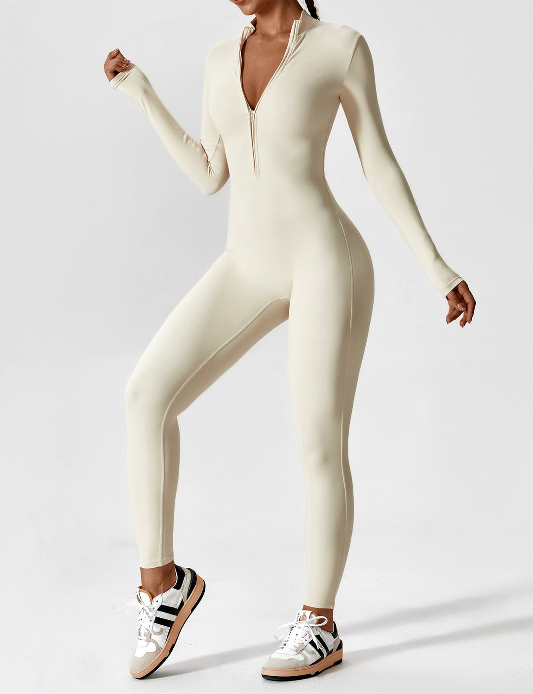 Elegant damejumpsuit med lynlås, perfekt til forårsture og sommerfester.