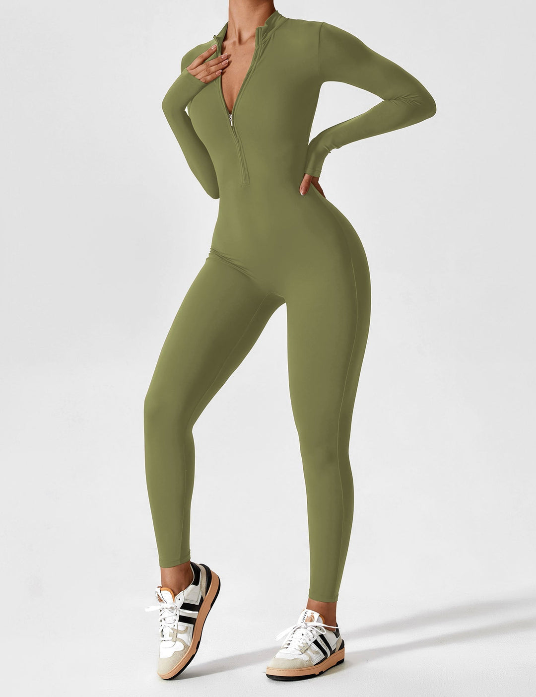 Elegant damejumpsuit med smart lynlås, perfekt til forårs- og sommerbryllupper.