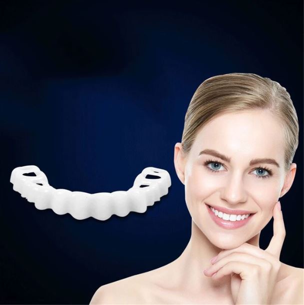 Nærbillede af tandprotese i naturlig hvid, ideel til at klikke på for et strålende, selvsikkert smil.