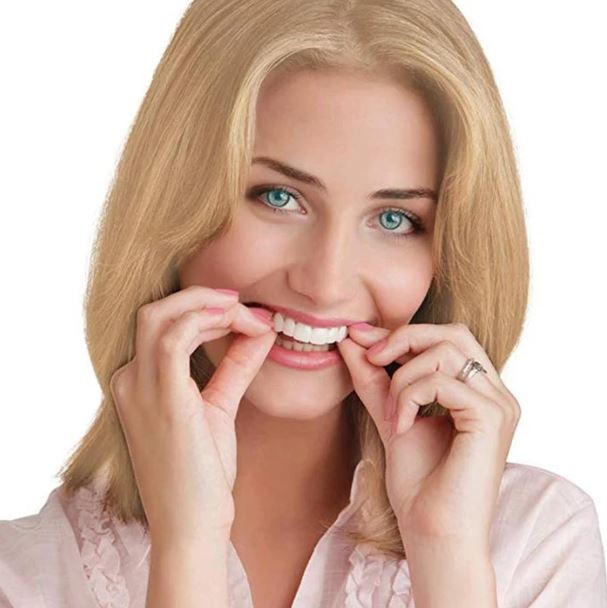 Nærbillede af tandprotese i naturlig hvid, ideel til at klikke på for et strålende, selvsikkert smil.