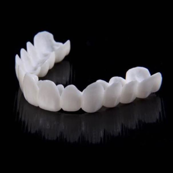 Nærbillede af tandprotese i naturlig hvid, ideel til at klikke på for et strålende, selvsikkert smil.